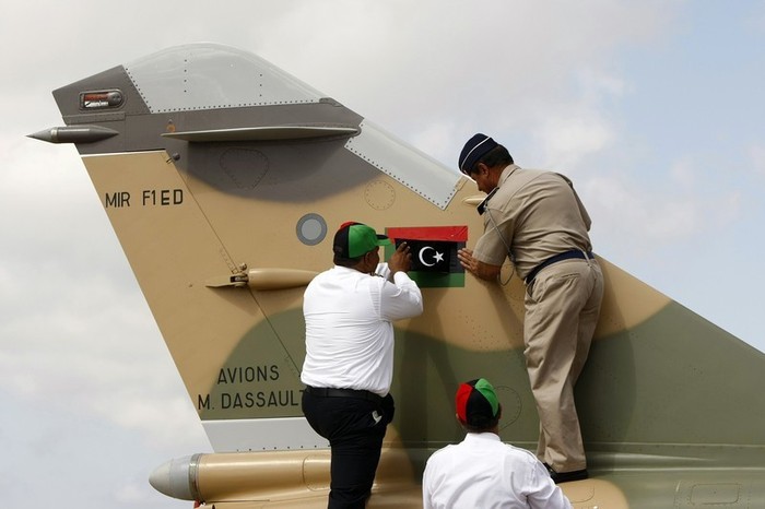 Cờ cũ trên máy bay chiến đấu của Libya bị thay thế bằng cờ của NTC